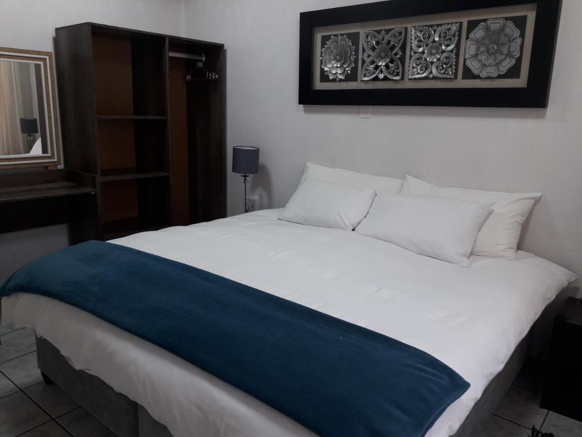Protea Park Self Catering Guesthouse Rustenburg Exterior foto